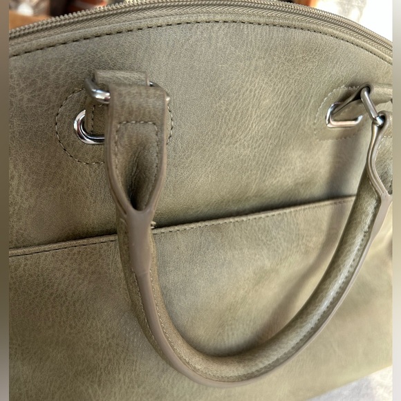 Bueno Brahmin-Style chevron designed front bag. Doublehandle & crossbody strap. - Picture 3 of 11